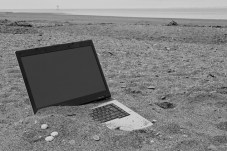 laptop-sand whiteit lonely writer